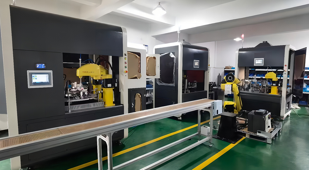 镭普森不锈钢压力表智能焊接装配生产线替代了压力表传统焊接工艺（加热板与火焰焊接），密闭式焊接空间内配备纳米级除尘吸烟系统，有效控制焊接所产生的气体危害。节能的高频感应加热系统和精准的送丝系统，使焊接效果光滑饱满，增强成品一致性，减少后续校准工作。一位操作员可同时看管多台设备，为企业大大的降低了劳动成本，提高了生产效率。