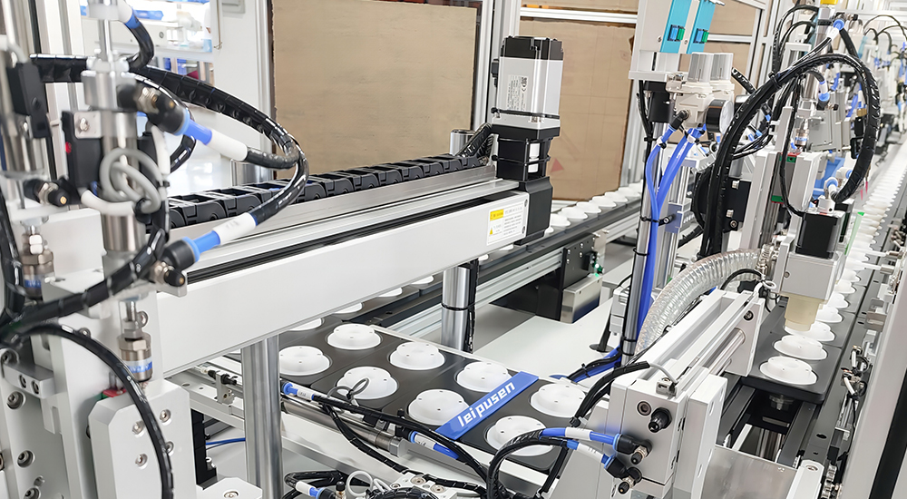 电子行业不仅是国内的重点项目，也是全球各个地区的焦点项目，其涵盖范围广，产品种类多，分别有计算机、通信设备、电子产业、工业设备等。我国人口数量庞大，有着巨大的需求，在这一背景下，电子企业需要拥有先进的电子技术和强大的生产力量，自动化设备的出现无疑为电子制造智能化起到了推波助澜的作用。