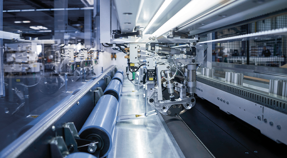 镭普森液晶屏自动装配生产线可根据不同规格产品，更换模具，调整参数，即可实现多规格兼容生产。其自动上料、自动移载单元减少了人工接触带来的产品不良率。机械手臂可同时抓取数个产品，高效传送。视觉检测协助设备精准定位，更好的完成自动化装配，大大提升了企业生产效率。